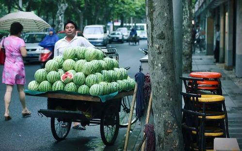 夜晚凉棚下吃瓜的图片