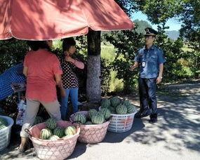 老挝群众吃瓜视频,群众围坐吃瓜，共享欢乐时光