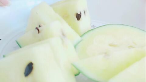 小狗吃梨瓜  第3张